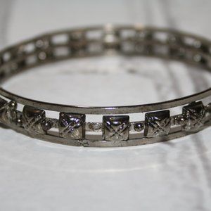 Beautiful gunmetal silver bangle bracelet 7"